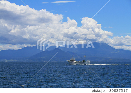 夏のイメージ 青空と海と船（鳥取県 大山を背景にして） 80827517