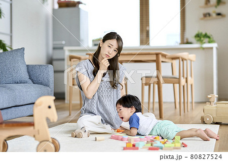 泣きじゃくる1歳半の息子をあやす母親 80827524