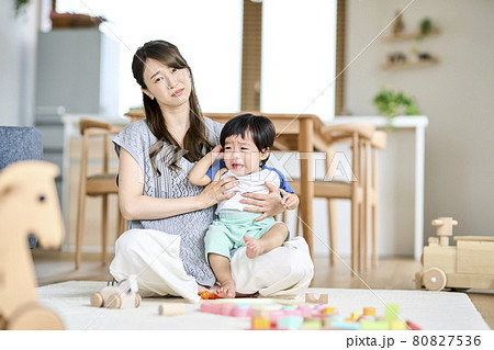 泣きじゃくる1歳半の息子をあやす母親 泣きじゃくる1歳半の息子をあやす母親 80827536