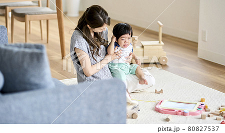 泣きじゃくる1歳半の息子をあやす母親 泣きじゃくる1歳半の息子をあやす母親 80827537