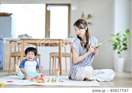 イヤイヤ期の1歳半の息子偽を向ける母親 イヤイヤ期の1歳半の息子偽を向ける母親 80827597