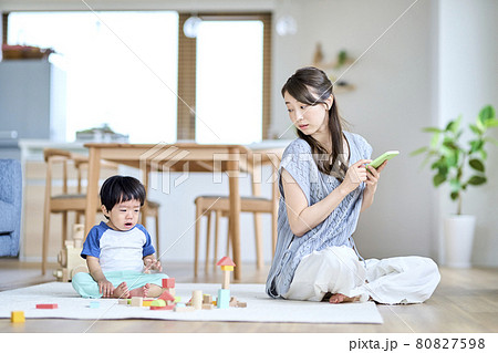 イヤイヤ期の1歳半の息子偽を向ける母親 80827598