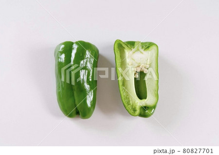 半分にされたピーマン 80827701