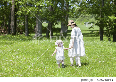 緑の公園を散歩する親子 80828043