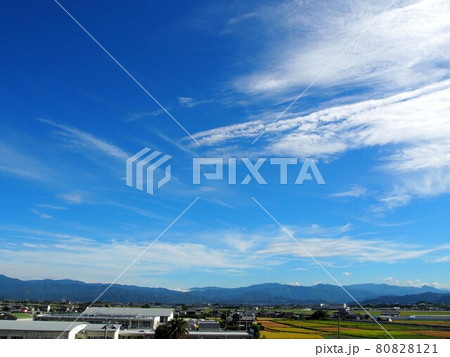 夏空と四国山脈と香長平野（台風接近前日の田園風景； Aug. '21） 80828121