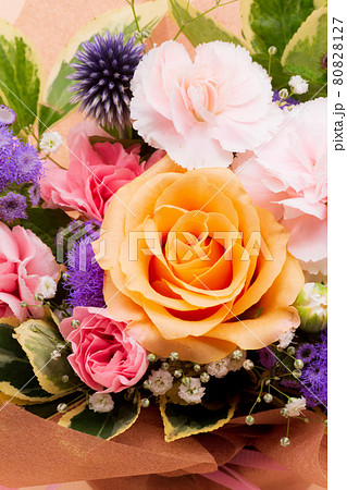 薔薇　オレンジ　花束　カーネーション 80828127