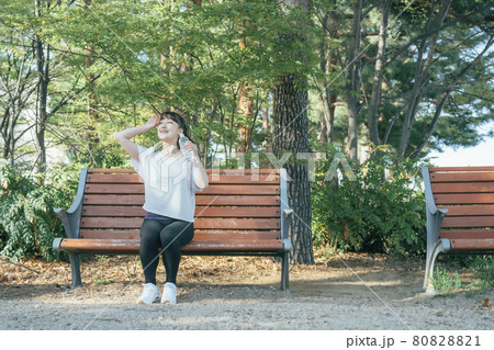 トレーニング中に休憩する女性(水を飲む・笑顔) トレーニング中に休憩する女性(水を飲む・笑顔) 80828821