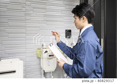 外壁塗装の見積もりをする営業マン 外壁塗装の見積もりをする営業マン 80829317