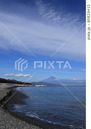 三保からの富士山と駿河湾（12月）　撮影場所：三保松原付近（静岡県静岡市） 80829415