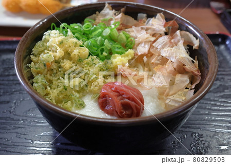 讃岐うどんの梅ぶっかけうどん 80829503