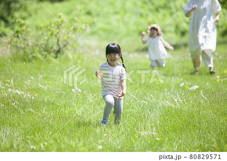 逃げる子ども 80829571