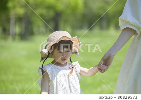 お母さんと手を繋ぐ女の子 80829573
