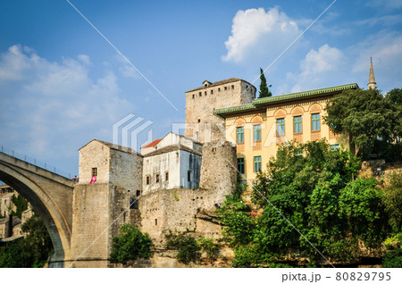 モスタル旧市街のスタリ・モストで開催中のレッドブル・クリフ・ダイビング（ボスニア・ヘルツェゴビナ） 80829795