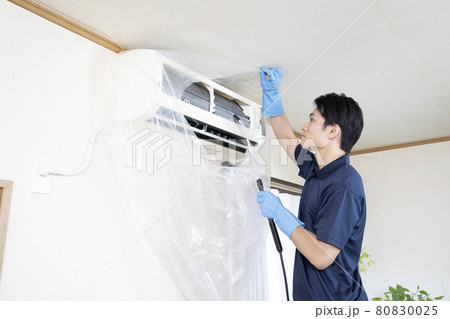 エアコンの清掃をするハウスクリーニングの作業員 エアコンの清掃をするハウスクリーニングの作業員 80830025
