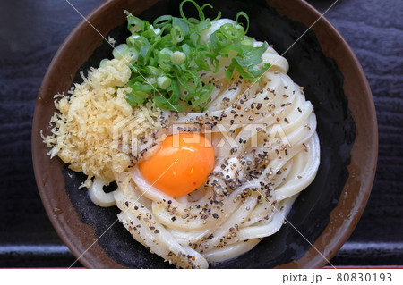 讃岐うどんの釜バターうどん 80830193