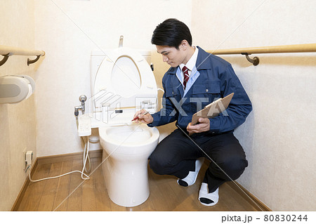 トイレのリフォームの見積もりをする営業マン 80830244