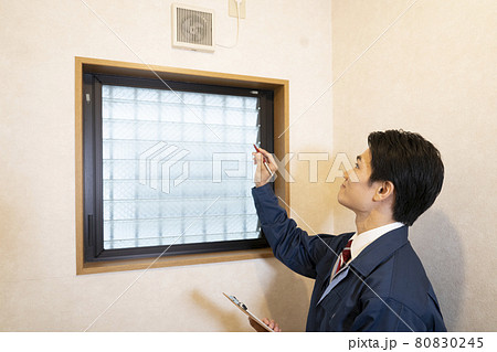 リフォームの見積もりをする営業マン 80830245