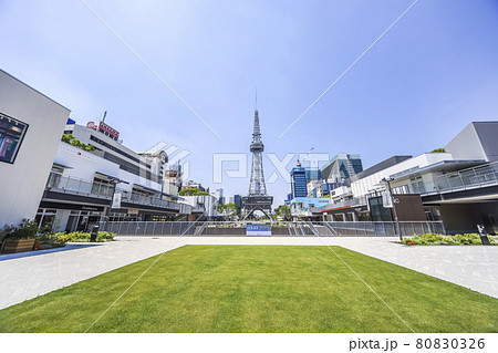 緑の芝生越しにミライタワーを見るレイヤード・ヒサヤオオドリパーク風景 80830326