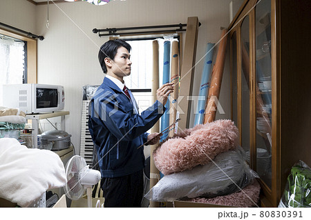 引っ越しの見積をする引っ越し業者の男性 80830391