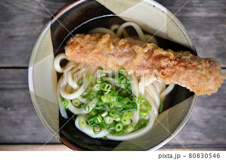 外のベンチで食べる讃岐うどん 80830546