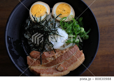 分厚い角煮が載ったぶっかけ讃岐うどん 分厚い角煮が載ったぶっかけ讃岐うどん 80830988