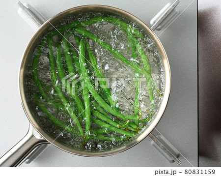 さやいんげんを茹でる調理工程 俯瞰撮影 さやいんげんを茹でる調理工程 俯瞰撮影 80831159