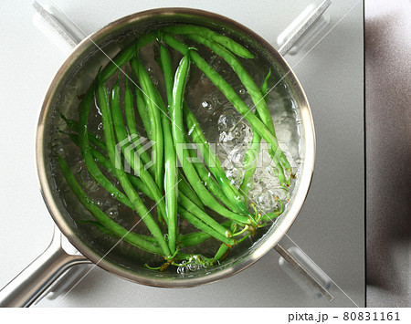 さやいんげんを茹でる調理工程　俯瞰撮影 80831161
