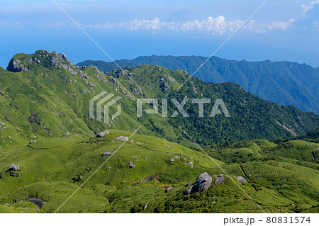 屋久島の稜線に点在する巨石 80831574