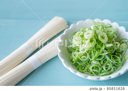 そうめんの束と九条ねぎ 80831626