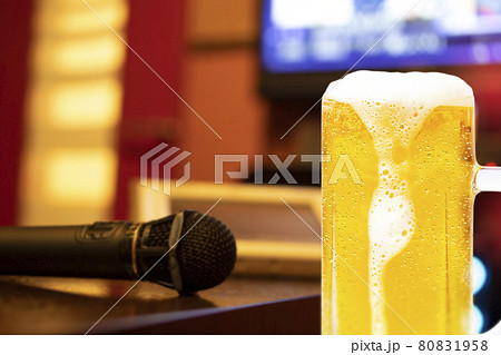 カラオケとジョッキビールのイメージ画像 80831958