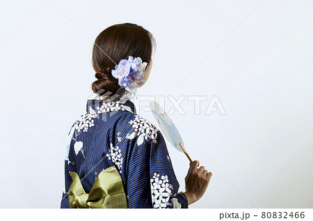 浴衣を着た若い日本人女性 浴衣を着た若い日本人女性 80832466