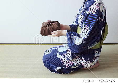 贈り物を差し出す和服姿の女性の手元 贈り物を差し出す和服姿の女性の手元 80832475