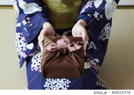 贈り物を差し出す和服姿の女性の手元 贈り物を差し出す和服姿の女性の手元 80832476