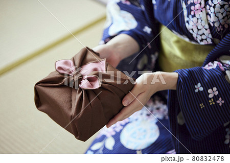 贈り物を差し出す和服姿の女性の手元 贈り物を差し出す和服姿の女性の手元 80832478