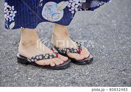 浴衣を着た若い日本人女性 80832483