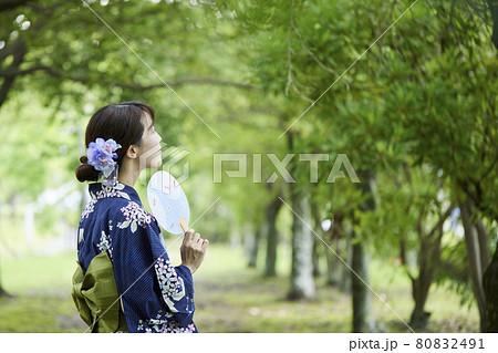 浴衣を着た若い日本人女性 浴衣を着た若い日本人女性 80832491