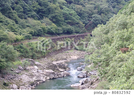 山陰本線・保津峡駅ホームからみた保津川（桂川）と嵯峨野観光鉄道 80832592