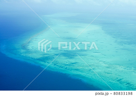 上空から見た青のグラデーションが美しいカリブ海 上空から見た青のグラデーションが美しいカリブ海 80833198