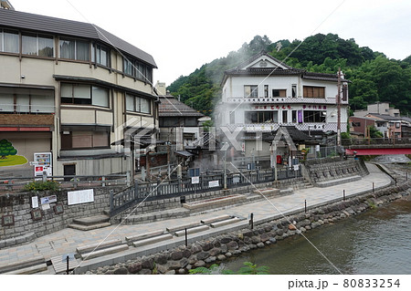 山陰の名湯「湯村温泉」の朝　荒湯の熱湯湯けむりと春来川ふれ愛の湯 80833254