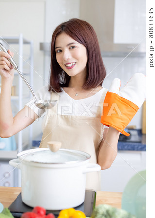 woman enjoy cook food process 80833635