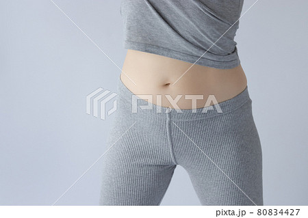 女性のお腹の脂肪。産後ダイエット。骨盤のゆがみイメージ 80834427