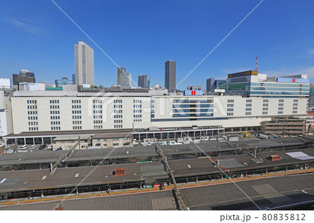 池袋駅のプラットホームと東口の駅ビル 池袋駅のプラットホームと東口の駅ビル 80835812