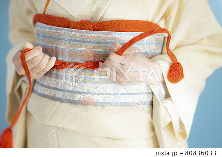 着物の女性 着付け 帯締め 着物の女性 着付け 帯締め 80836033