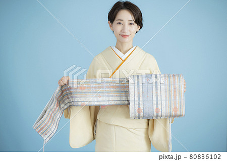 着物の女性　着付け　作り帯　結び帯 80836102