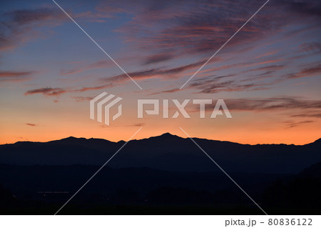 北杜市白州町、明け行く関東山地（ベルガ通りから） 80836122