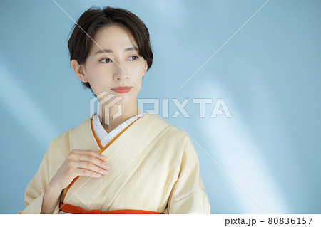 着物の女性 色無地 着物の女性 色無地 80836157