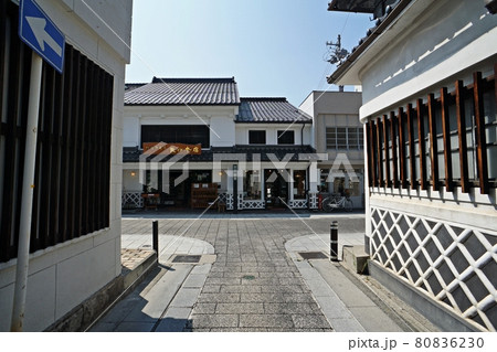 城下町の歴史を今に伝える松本中町商店街の街並みと蔵、なまこ壁 城下町の歴史を今に伝える松本中町商店街の街並みと蔵、なまこ壁 80836230