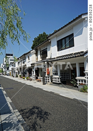 城下町の歴史を今に伝える松本中町商店街の街並みと蔵、なまこ壁 城下町の歴史を今に伝える松本中町商店街の街並みと蔵、なまこ壁 80836238