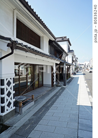 城下町の歴史を今に伝える松本中町商店街の街並みと蔵、なまこ壁 城下町の歴史を今に伝える松本中町商店街の街並みと蔵、なまこ壁 80836240