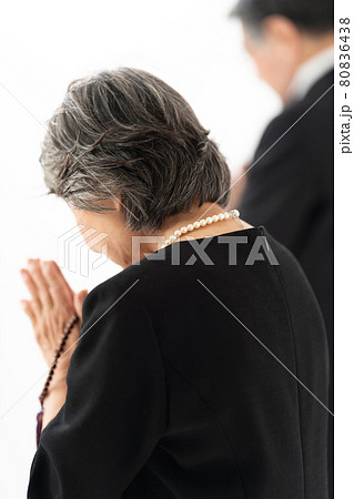 シニア 葬儀 合掌 2人 シニア 葬儀 合掌 2人 80836438